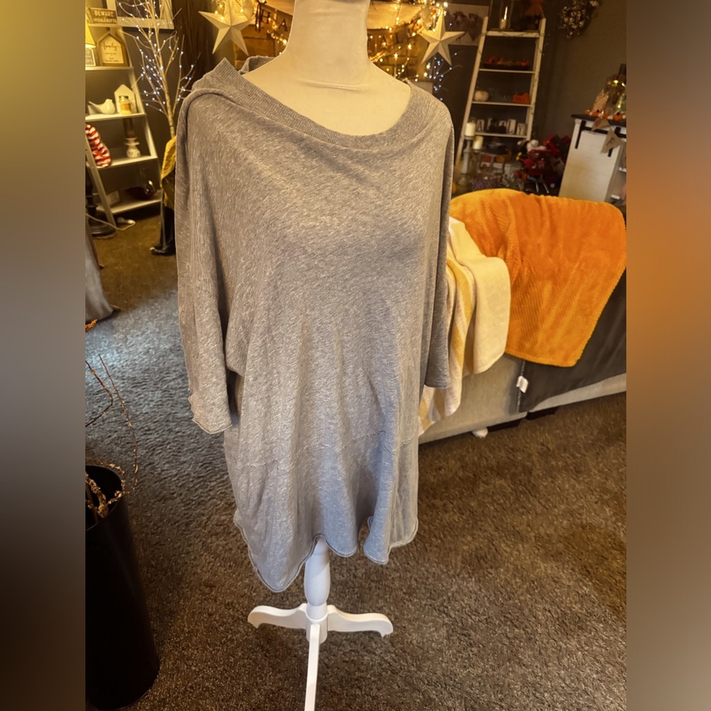 FREE PEOPLE GRAY TEE SIZE MEDIUM